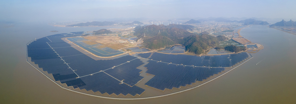 1.中國最大潮間帶光伏發電項目——浙江象山長大涂灘涂光伏項目.jpg